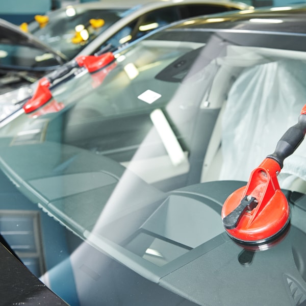 Which auto glass company to call when windshield is damaged  in Florida